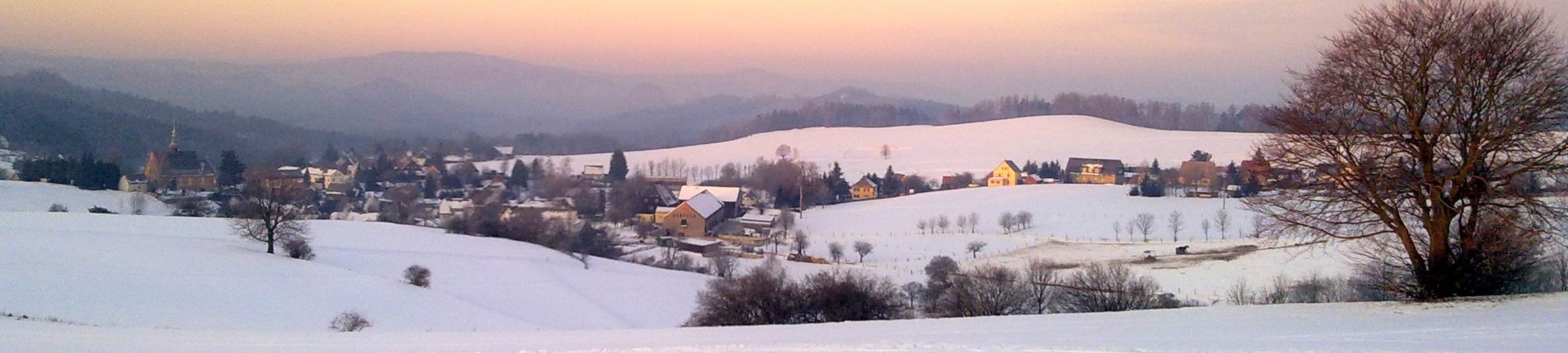 Dorf Hinterhermsdorf im Winter